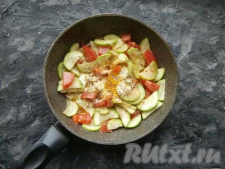 Обжаривать овощи далее ещё минуты 4, иногда перемешивая, затем добавить сметану и специи (я добавила куркуму и приправу для овощей).