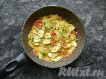 Тушить кабачки далее ещё около 4-5 минут, после этого посыпать измельчённым укропом, снять сковороду с огня.