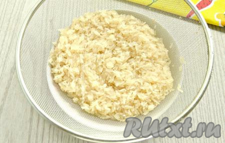 Рис хорошо промыть холодной водой. Удобно сделать это, выложив рис в сито. Дать воде полностью стечь.