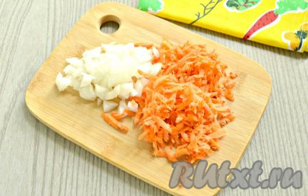 Очищенную луковицу нарезать на мелкие кусочки. Морковь очистить, а затем натереть её на крупной тёрке. В чашу мультиварки налить растительное масло, включить программу «Жарка». Когда масло прогреется, выложить в чашу мультиварки морковку с луком, обжарить их, периодически перемешивая лопаточкой, в течение 5 минут. Крышку не закрывать.