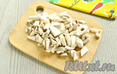 Свежие шампиньоны промыть, очистить от загрязнений. Если вы готовите с лесными грибами, тогда их нужно перебрать, промыть, а затем отварить с момента закипания воды в течение 25-30 минут, выложить в дуршлаг, чтобы с грибочков стекла лишняя жидкость. Нарезать шампиньоны (или отваренные лесные грибы) вместе со шляпками на небольшие ломтики и выложить в чашу к обжаренным овощам. Готовить на программе "Жарка" ещё минут 5, помешивая. Грибы за это время выделят сок.