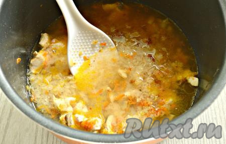 Влить кипячёную воду, перемешать, закрыть крышку мультиварки.