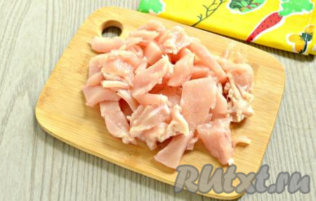 Куриное мясо нарезать на кусочки. Я использовала куриное филе, но подойдёт мясо, срезанное с любых частей курицы (например, с бёдер, окорочков или голеней). Кусочки куриного мяса выложить в чашу мультиварки к грибам, обжаренным с овощами, продолжить готовить на режиме "Жарка" ещё минут 7, периодически перемешивая.