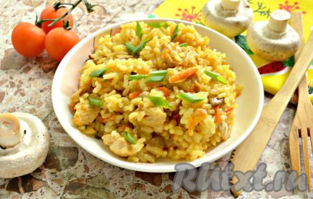 Рис получается аппетитным, он отлично дополняет кусочки курицы и грибы, которые готовились вместе с ним. Раскладываем вкусное, сытное, ароматное блюдо из чаши мультиварки по тарелкам и подаём к столу в горячем виде.