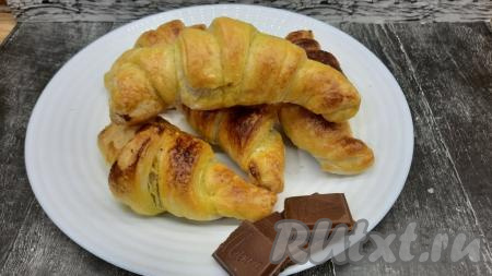 Через 5-7 минут достать выпечку из духовки. Ароматные круассаны с хрустящей, золотистой корочкой никого не оставят равнодушным и украсят чаепитие. Испеките в домашних условиях круассаны&nbsp;из слоёного бездрожжевого теста с начинкой из шоколада и эта простая, но необыкновенно вкусная выпечка станет для вас находкой!