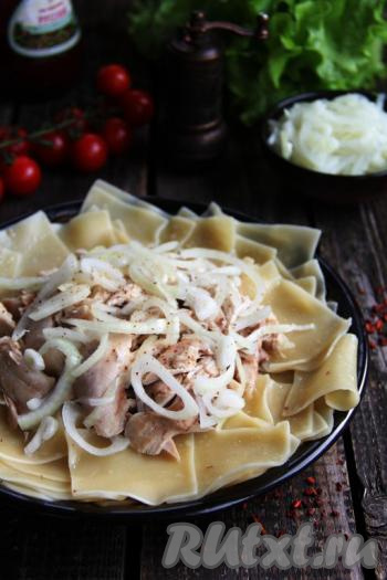 Влить на мясо с луком немного горячего куриного бульона и подать к столу. Приготовьте бешбармак из курицы с готовой лапшой - это очень вкусное и сытное блюдо!
