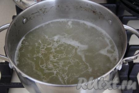 В кипящий куриный бульон опустить покупную лапшу для бешбармака, посолить по вкусу.