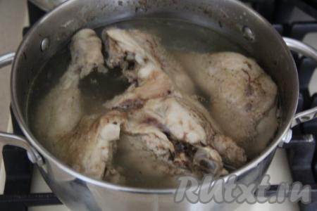 Готовую курицу достать из бульона, остудить и отделить мясо от костей и кожи. Кости и кожу выкинуть.