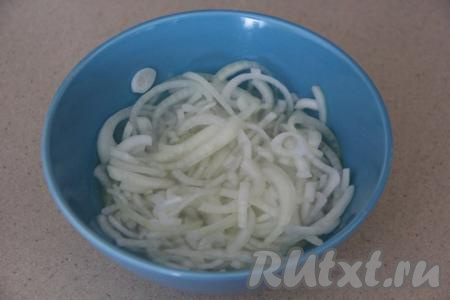 Лук почистить, нарезать полукольцами, выложить в маринад из воды, уксуса и сахара.