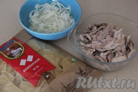 Оставить лук мариноваться на 20 минут. Остывшее отварное куриное мясо порвать на небольшие кусочки.