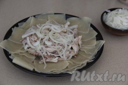 Добавить маринованный лук, предварительно отжатый от маринада.