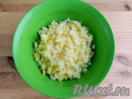 Картофель очистить и нарезать на небольшие кубики (я нарезала с помощью сетки для нарезания овощей).