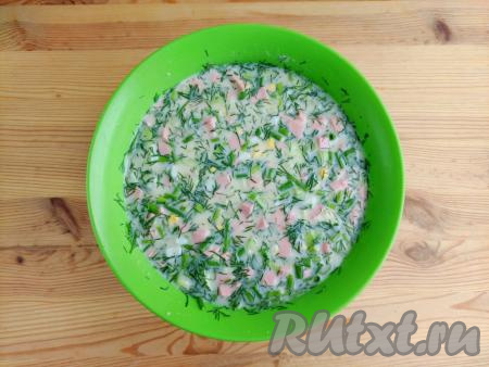 Добавить минеральную газированную воду. Окрошку охладить в течение 2 часов в холодильнике.