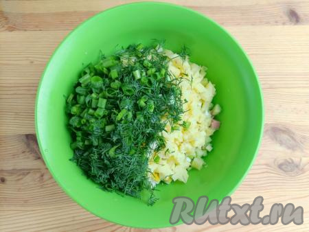 Зелёный лук и укроп промыть в проточной воде, обсушить. Нарезать зелень и выложить в миску к остальным ингредиентам окрошки.