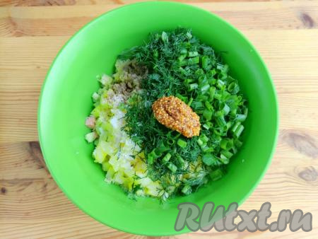 Добавить соль, перец по вкусу, выложить горчицу.