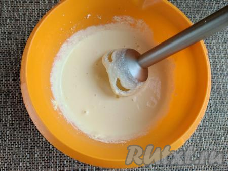 Пробить содержимое миски погружным блендером до получения однородной смеси.