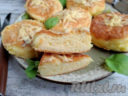 Готовые сырники промакнуть бумажным полотенцем от излишков жира. Аналогично пожарить все сырники на сковороде и подать к столу. Подачу дополнить листьями базилика, свежими овощами или салатом. У сырников с сыром и творогом мягкая, воздушная структура, насыщенный сливочный вкус и сырное послевкусие. Все сырные гурманы будут довольны!