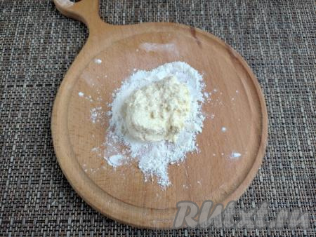 Дощечку подпылить мукой, выложить 1,5 столовые ложки творожно-манного теста.