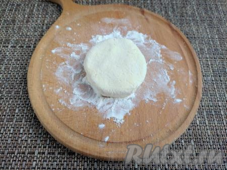 Соединить края лепёшки, сформировав шар с сырной начинкой внутри, приплюснуть, придавая форму сырника. Также сформировать остальные сырники. У меня получилось 6 штук. Часть натёртого сыра оставить для жарки сырников.