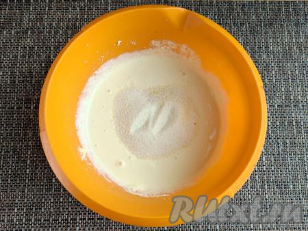 В получившуюся смесь всыпать манку, перемешать ложкой и оставить&nbsp;творожно-манное тесто минут на 20 при комнатной температуре (манка за это время набухнет).