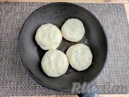 Сковороду с растительным маслом разогреть, выложить сырники. Готовить на среднем огне до золотистого цвета (на это потребуется пара минут).