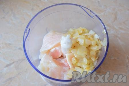 Измельчить кусочки рыбки и обжаренный лук в измельчителе (или пропустить через мясорубку). Должен получиться однородный рыбный фарш.