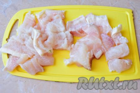 Нарезать размороженное филе пангасиуса на небольшие кусочки.