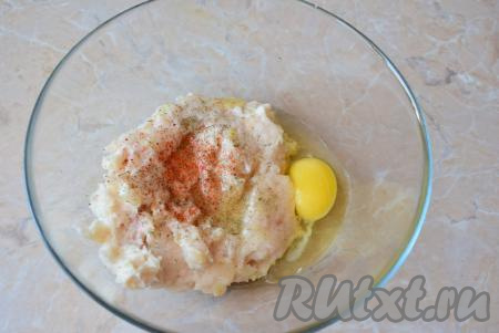 Затем переложить рыбный фарш в достаточно объёмную миску, добавить яйцо, специи и соль по вкусу.