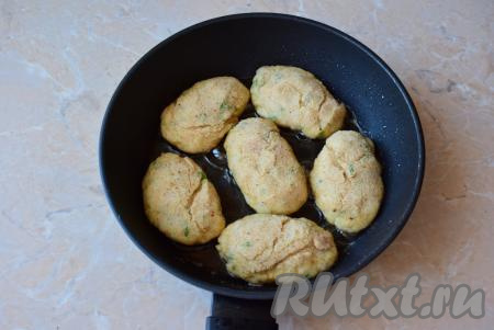 Хорошо раскалить сковороду с растительным маслом, выложить рыбные котлетки и жарить их на небольшом огне по 4-5 минут.