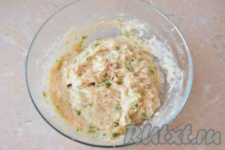 Рыбный фарш должен быть достаточно густым, чтобы из него можно было лепить котлеты. Отбить фарш о дно миски (просто поднимите его и бросьте на дно миски, повторяя эту процедуру несколько раз). Благодаря отбиванию фарш станет ещё более плотным. 