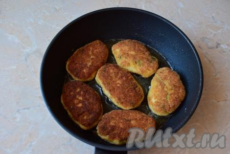 Котлеты должны хорошо подрумяниться. При желании, в сковороду с обжаренными котлетами можно влить немного водички и протушить их под крышкой в течение 5-10 минут.