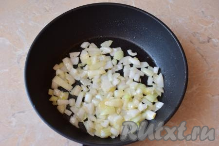 Разморозить филе пангасиуса при комнатной температуре. Очистить луковицу, мелко нарезать, выложить на сковороду, хорошо разогретую с небольшим количеством растительного масла, обжарить, помешивая, в течение 3-4 минут на среднем огне. Лук должен стать достаточно мягким. Обжаренному луку дать немного остыть.