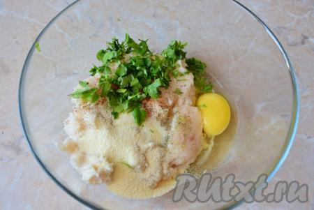 Сюда же всыпать 3 столовые ложки манной крупы, добавить немного мелко нарезанной зелени. Манка необходима для того, чтобы впитать в себя лишнюю влагу и сделать рыбный фарш более плотным. Тщательно фарш перемешать. Дать фаршу постоять, примерно, 10 минут (манка за это время набухнет и фарш станет более плотным). Если фарш по прошествии времени всё равно получился жидковатым, всыпьте ещё 0,5-1 столовую ложку манной крупы.