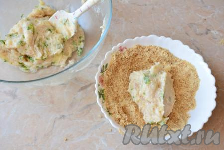 Насыпать в небольшую тарелку панировочные сухари. Брать часть рыбного фарша и выкладывать в панировочные сухари. Обваливая часть рыбного фарша в панировочных сухарях со всех сторон, сформировать котлету. Аналогично сформировать все рыбные котлетки.