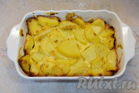 Готовый картофель станет мягким и слегка подрумяненным. Извлеките его из духовки и подавайте к столу.&nbsp;По желанию, можно добавить немного свежей зелени!