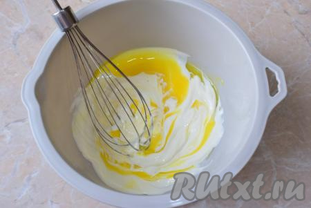 В отдельной чаше соедините майонез и сырое яйцо, перемешайте с помощью венчика.