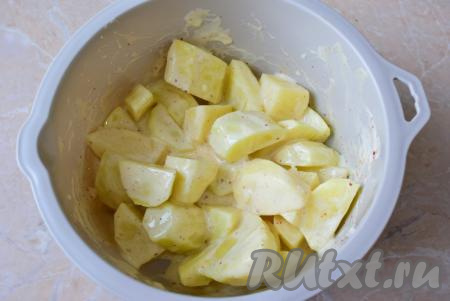 Нарезанный картофель выложите в смесь майонеза, яйца и чеснока, хорошо перемешайте, чтобы чесночно-майонезный соус&nbsp;полностью покрыл кусочки картошки со всех сторон.