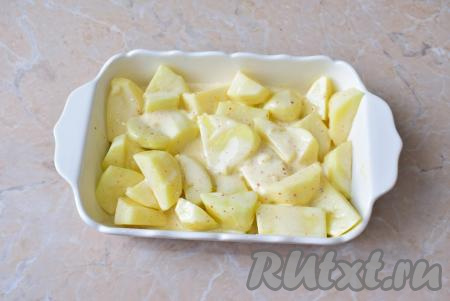 Выложите картофель в форму для запекания и поставьте в духовку, разогретую до 180 градусов, минут на 35-40. Минут через 20 от начала запекания&nbsp;картошка уже подрумянится, но ещё&nbsp;не успеет приготовиться. Поэтому прикройте форму листом фольги, чтобы картошечка дошла до готовности, но при этом сверху не подгорела.