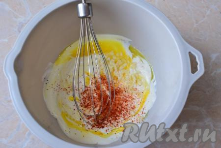 Пропустите&nbsp;через пресс очищенные зубчики чеснока (можно натереть их на мелкой или средней тёрке, или мелко нарезать ножом), добавьте к смеси майонеза и яйца, посолите, приправьте специями по вкусу, перемешайте до однородности.