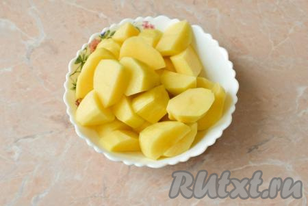 Очистите картофель от кожуры, промойте водой, затем нарежьте на крупные кусочки.