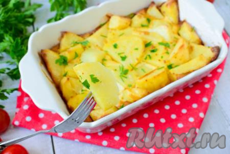 Вкусный, аппетитный картофель, запечённый с чесноком и майонезом в духовке, станет отличным гарниром к различным блюдам!