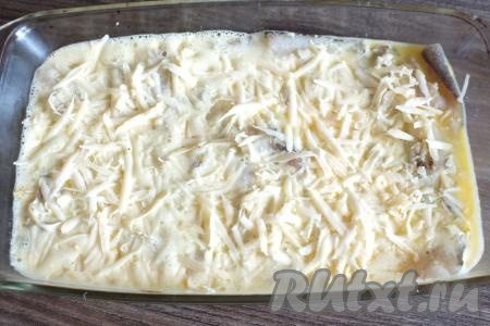 Сверху равномерно посыпьте натёртым сыром. Поставьте форму в разогретую до 180 градусов духовку на 20-25 минут. 