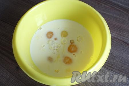 В миске соедините яйца, щепотку соли и молоко.