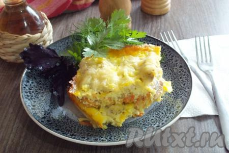 Сразу же подавайте это вкусное, сытное блюдо к столу, дополнив гарниром (например, овощным рагу или картофельным пюре). Сочное, ароматное филе минтая, приготовленное в омлете в духовке, прекрасно впишется в повседневное меню и понравится и вам, и вашим близким! 