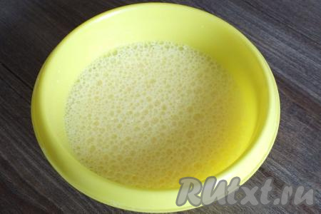 Взбейте миксером (или венчиком) яйца с молоком и солью до однородности. Омлетная смесь готова.