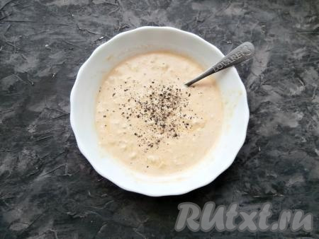 Соус "1000 островов" перемешать, всыпать соль и чёрный молотый перец по вкусу.