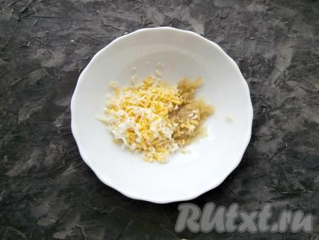 Яйцо сварить вкрутую (варим 8-10 минут с момента начала кипения), остудить и очистить от скорлупы. Маринованный огурец, очищенный от кожуры, натереть на средней тёрке. На этой же тёрке натереть и варёное яйцо. Соединить в достаточно объёмной тарелке яйцо и огурец.