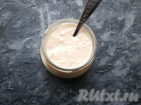 Переложить соус в чистую баночку, накрыть крышкой и дать настояться в холодильнике минут 30.