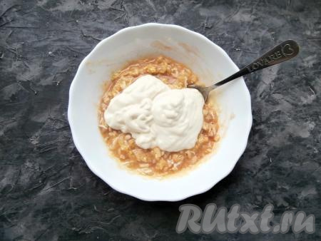 Тщательно перемешать смесь, добавить растительное масло и майонез.