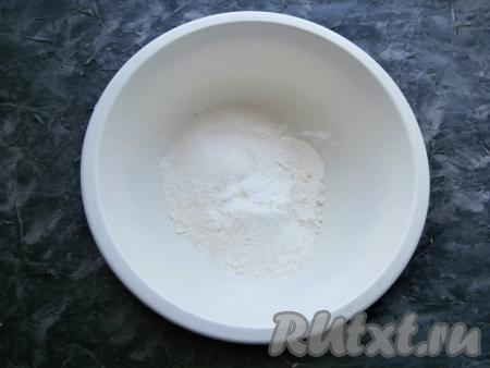 Вначале приготовим тесто-крошку, для этого в достаточно объёмной миске нужно соединить муку, ванильный сахар, соль, разрыхлитель и сахар.